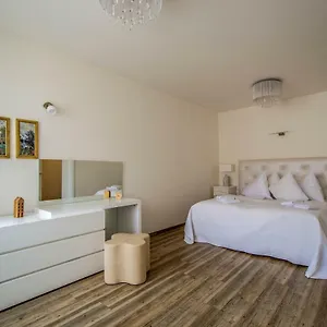 https://unique-charles-bridge-apartment.praguehotelsweb.com