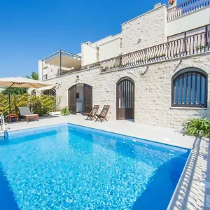 https://melody-m-luxury-apartment-with-pool.splithotels.org